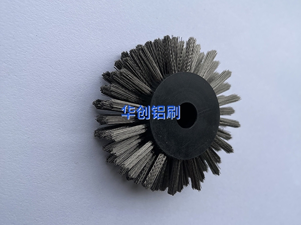 鋼絲刷輥是怎樣去除油漬和污垢的呢？
